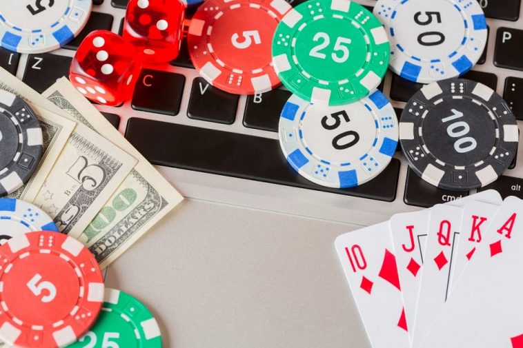 Advantages Of Playing At An Online Casino